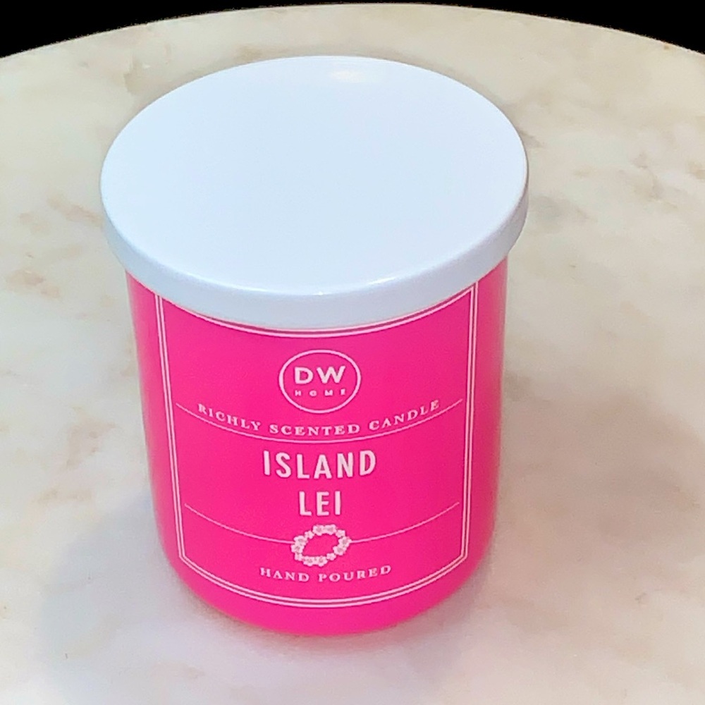 DW HOME CANDLE ISLAND LEI RICHLY SCENTED 3.8oz NEW